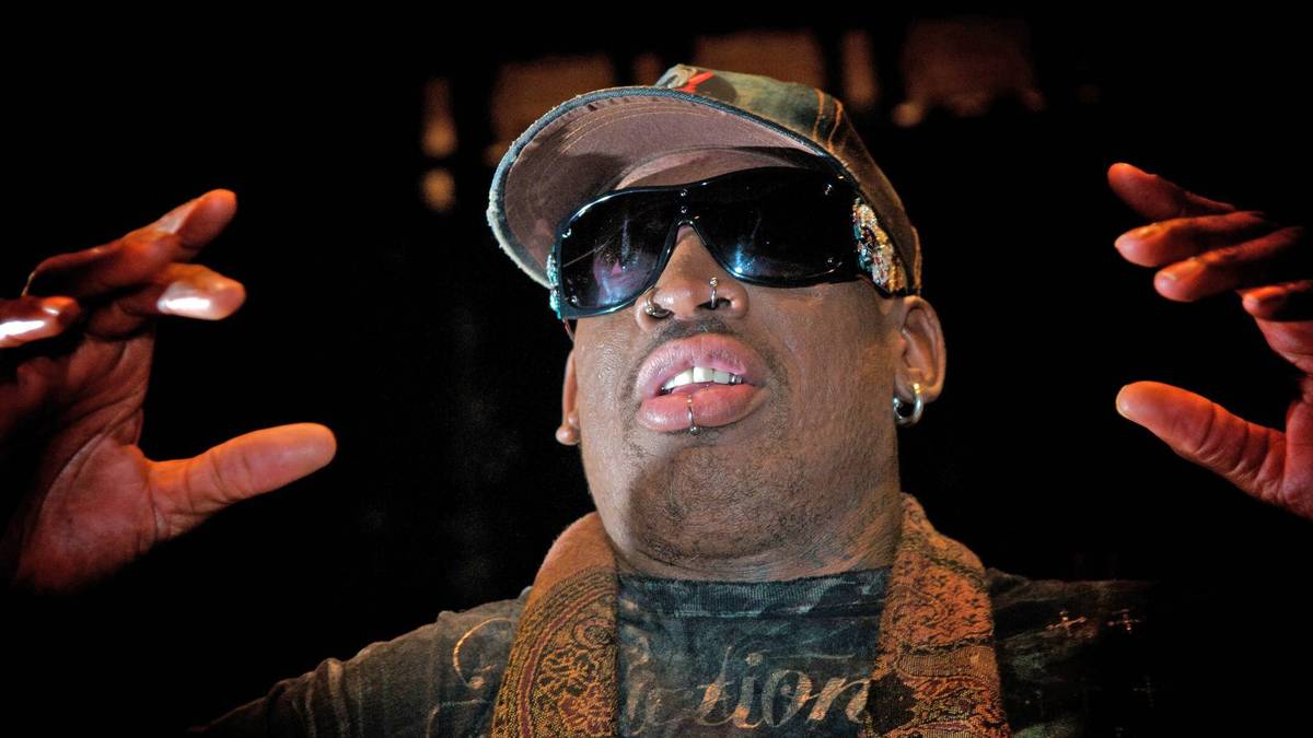 DENNIS RODMAN: Nicht besser ging es seinem einstigen Meisterkollegen: Er musste 2012 ca. 860.000 Dollar Unterhaltskosten zahlen. Geld, das der Ex-NBA-Star nicht hatte. "Dennis the Menace" verdiente in seiner aktiven Zeit rund 30 Millionen Dollar, doch Alkohol, Drogen und Affären prägten das Leben Rodmans. Er selbst sagte 2012, er lebe von Antrittsgeldern bei Eröffnungen von Supermärkten. Vielleicht greift ihm ja jetzt Nordkoreas Diktator Kim Jong Un unter die Arme