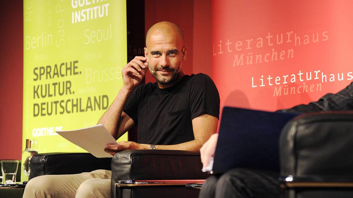 30. Juni 2015: Feingeist Guardiola. Bei einer Lesung katalanischer Gedichte von Miquel Mart i Pols zeig der Erfolgscoach wie sehr ihm seine Heimat und die Kultur Kataloniens am Herzen liegt