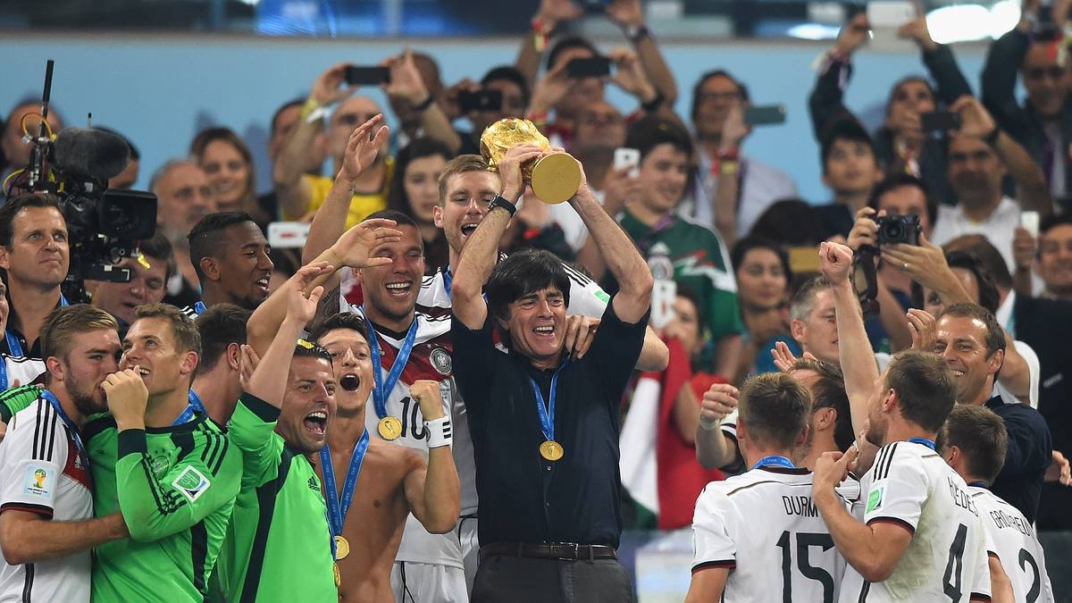 Auch für Löw war der Titel die lange ersehnte Erfüllung eines Traums. Nach einiger Bedenkzeit über seine Zukunft stellte Löw klar: Er macht weiter - mit dem Ziel in vier Jahren in Russland den Titel zu verteidigen. Doch zunächst stand ein Umbruch im Team an