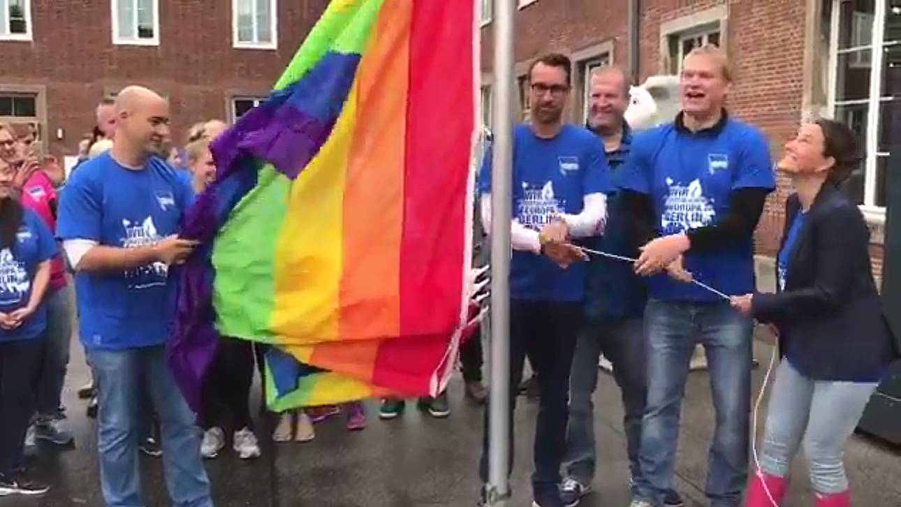 Hertha hisst Regenbogenfahne