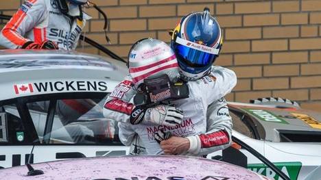 Mattias Ekström gratuliert Lucas Auer zu seinem ersten DTM-Sieg