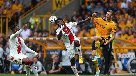 Sasa Kalajdzic hat sich bei seinem Debüt in der Premier League für die Wolverhampton Wanderers schwer verletzt. Wie The Athletic berichtet, haben die Wolves bereits Ersatz ins Visier genommen. 