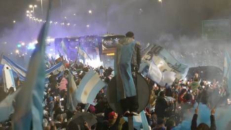 Nach dem verlorenen WM-Finale gegen Spanien empfängt Argentinien seine Nationalmannschaft mit überwältigender Euphorie. Die Fans feiern die Albiceleste, als hätte sie den WM-Titel gewonnen.
