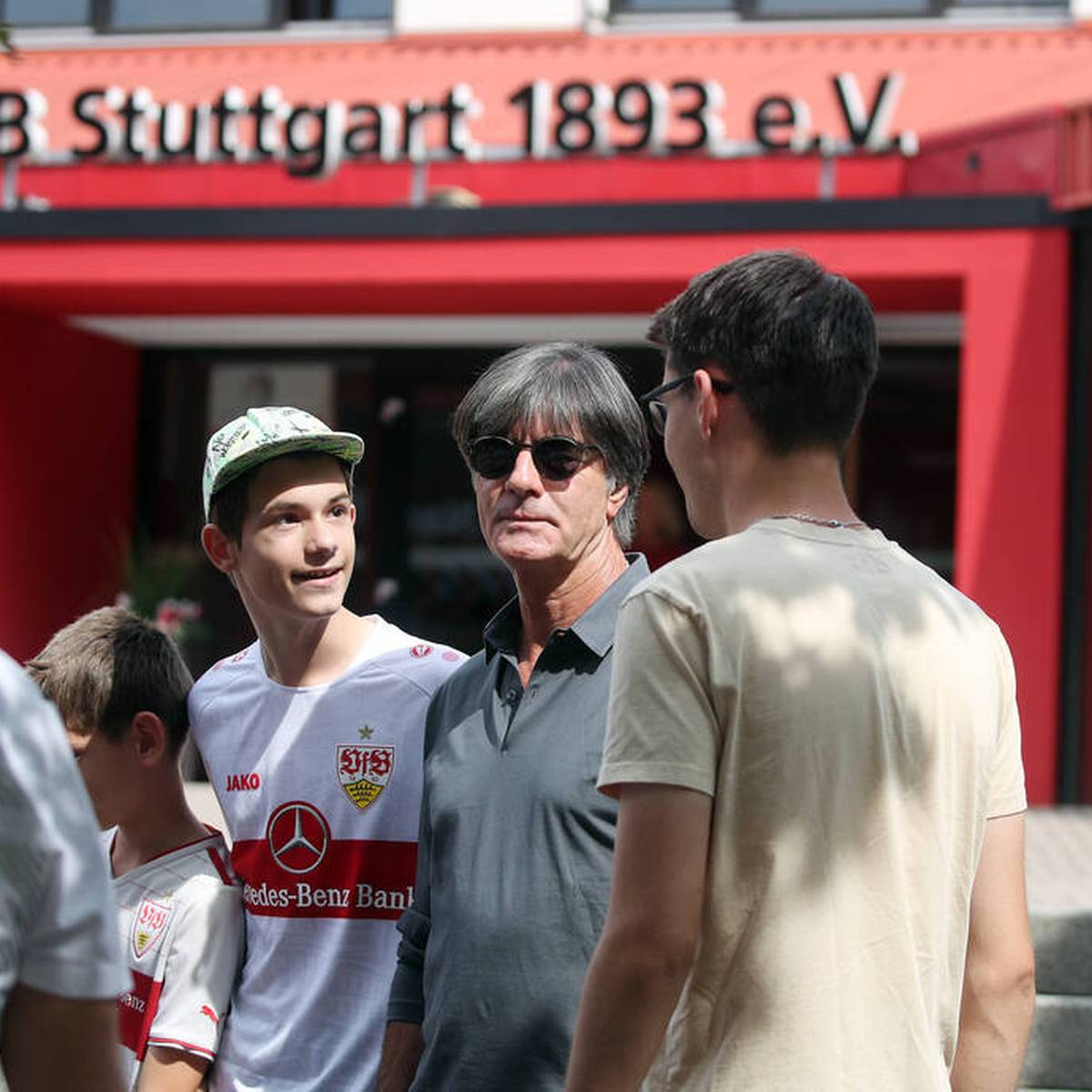 Der VfB Stuttgart hat einem Medienbericht zufolge Joachim Löw einen Berater-Job angeboten. Der Ex-Bundestrainer lehnt dieses Angebot jedoch ab.