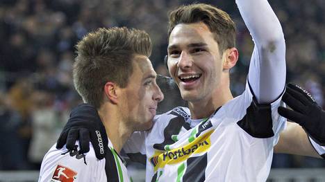 Patrick Herrmann und Branimir Hrgota von Borussia Mönchengladbach jubeln