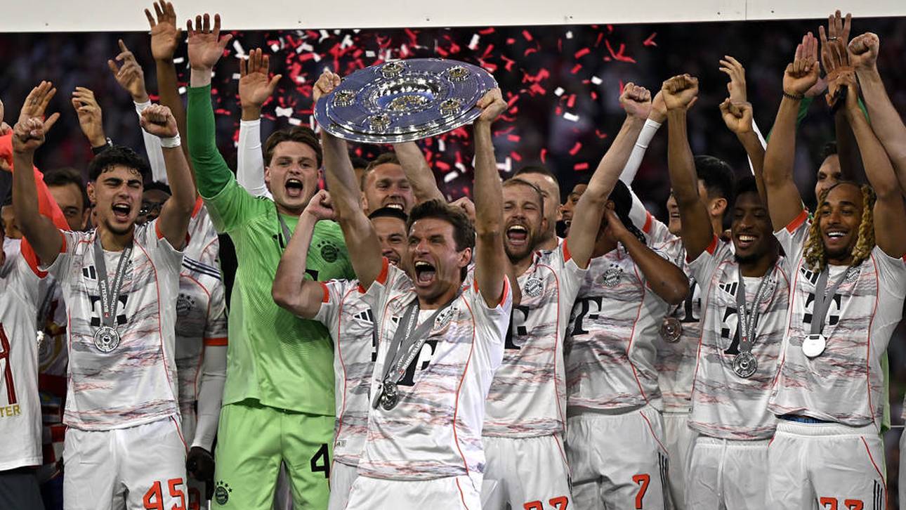 Thomas Müller bekam als erster Bayern-Star die Schale