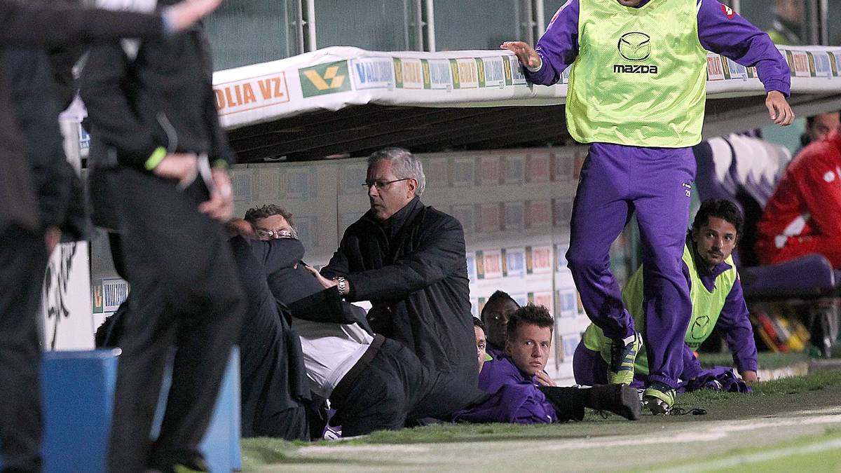 Rossi vergaß sämtliche Manieren, knöpfte sich den 20-Jährigen auf der Ersatzbank vor und prügelte wie von Sinnen auf ihn ein - landesweit präsentiert vom nationalen Pay-TV. Noch am selben Abend erhielt Rossi seine Papiere