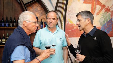 Franz Beckenbauer (l.) bei einer Weinprobe mit Adidas-Chef Herbert Hainer (r.) im Jahr 2015
