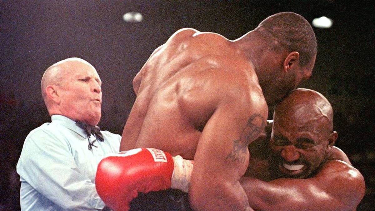 TYSON VS. HOLYFIELD: Am 9. November 1996 verliert "Iron Mike" seinen WBA-Titel in der MGM Grand Arena überraschend gegen Landsmann Evander Holyfield. Ein halbes Jahr später kommt es wieder in Las Vegas zur Revanche. In der dritten Runde beißt Tyson seinem Gegner plötzlich ein Stück aus dem rechten Ohr ab