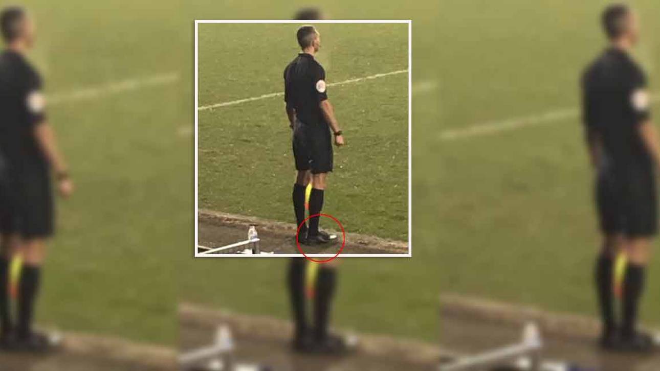 Linienrichter mit kuriosem Schuhwerk