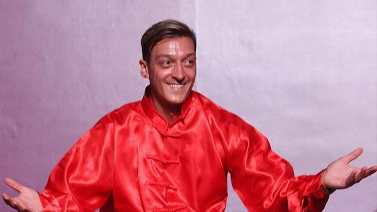 Auf seiner Asientour macht der FC Arsenal auch in Schanghai halt. Anlass für Mesut Özil, mal in ein chinesisches Gewand zu schlüpfen. "Ich würde sagen, chinesische Mode steht mir", kommentiert er lachend seinen Instagram-Post