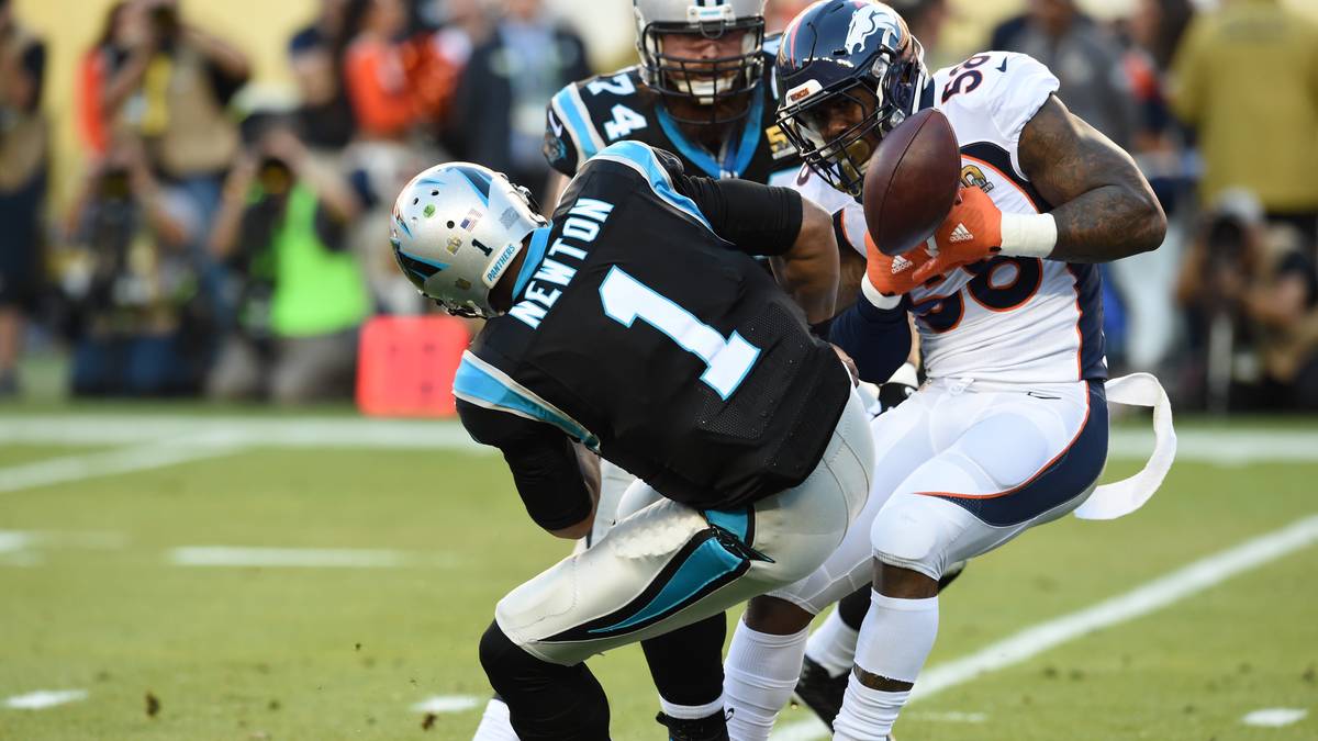Panthers-Quarterback und Regular-Season-MVP Cam Newton (Bild) wird von der Broncos-Unit von Defensiv-Coach Wade Philipps ständig unter Druck gesetzt und erlebt einen rabenschwarzen Abend. Vor allem Linebacker Von Miller (Bild) ist überall auf dem Feld, schlägt Newton zwei Mal den Ball aus der Hand und wird zum MVP des Endspiels gewählt