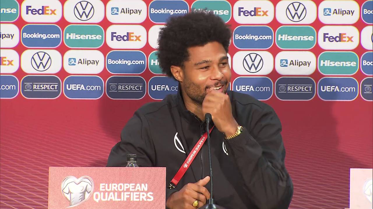 Serge Gnabry bekommt überraschend Applaus auf der Pressekonferenz nach Island