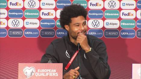 Am späten Abend sprach 1:0-Torschütze Serge Gnabry zu den rund 25 anwesenden Journalisten in den Katakomben des Stadions auf einer Pressekonferenz. Dann wurde es kurios.