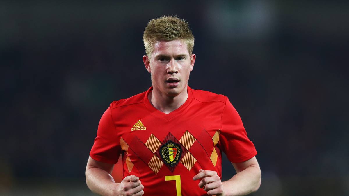 GRUPPE G - BELGIEN (Adidas, 89,95 Euro): Kevin De Bruyne und Co. kommen mit einem gewöhnungsbedürftigen Trikot nach Russland. Auf der Brust des roten Dress prangt das belgische Emblem, das von einem rot-goldenen Muster eingebunden wird