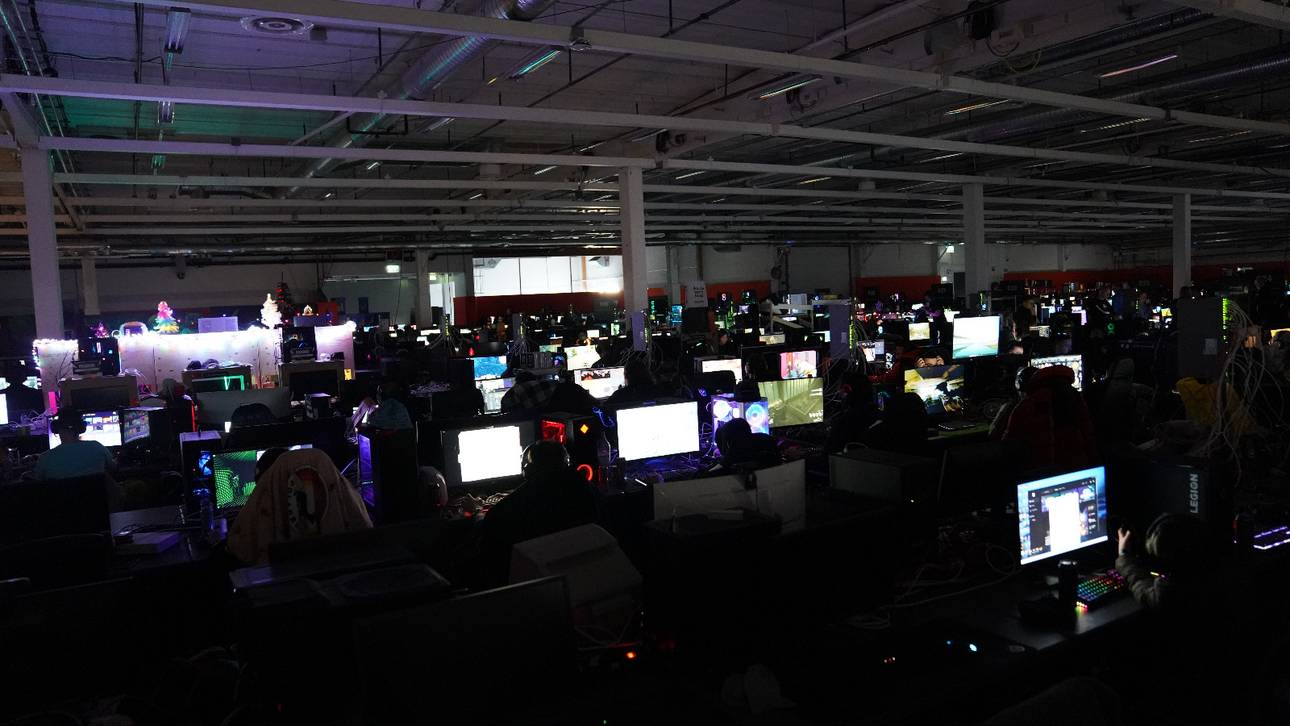 Trausende Spieler in einer der vielen Hallen der DreamHack