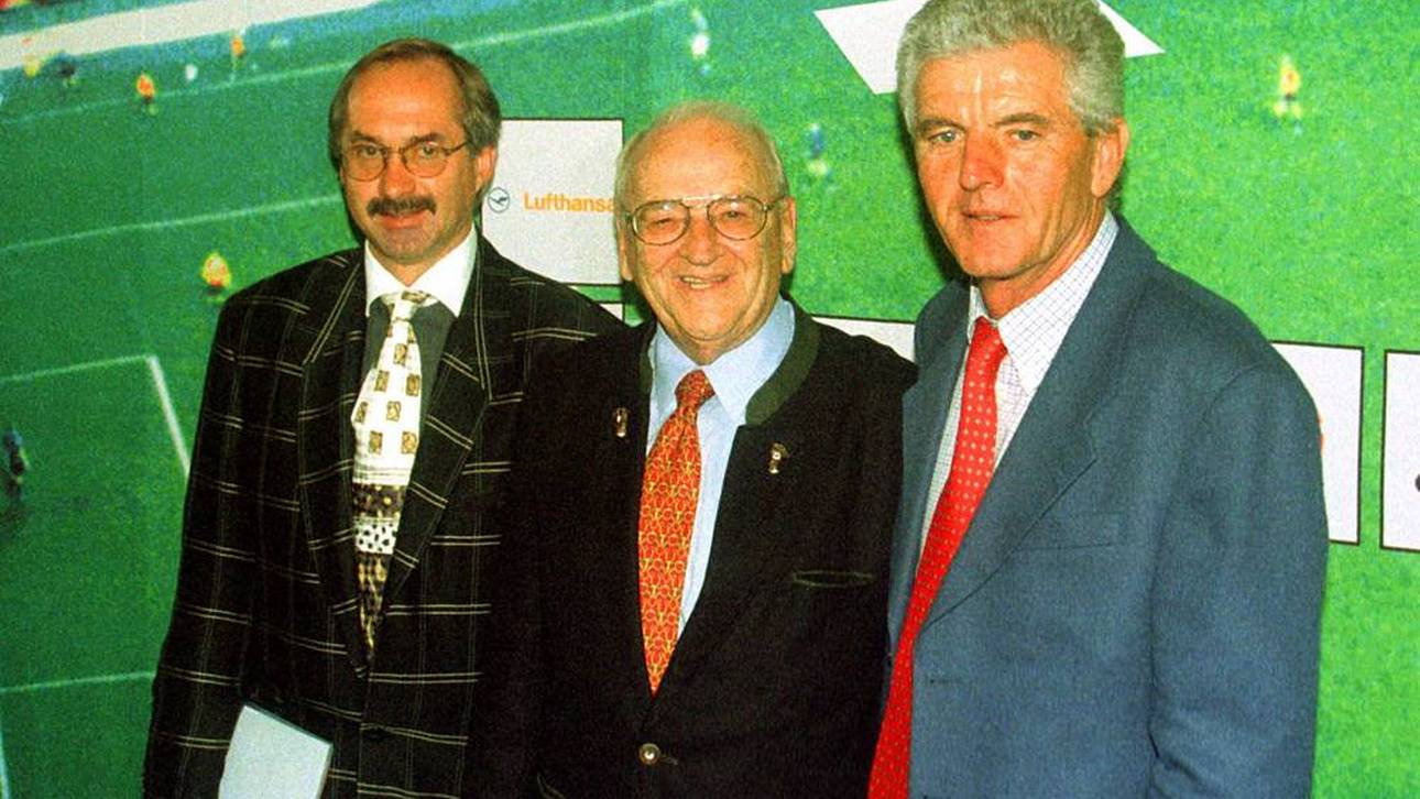 Egidius Braun bei der Vorstellung von Erich Ribbeck und Uli Stielike (l.) 1998