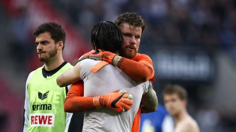 Dominic Maroh (vorne) wird von Kölns Keeper Timo Horn umarmt