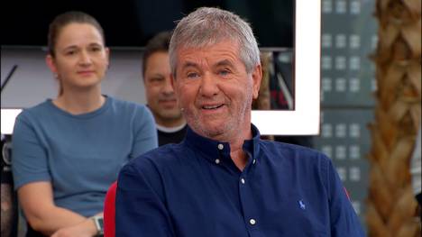 Wolfsburgs Jeanuël Belocian malträtiert vor der Elfmeter-Ausführung von Harry Kane den Elfmeterpunkt. Friedhelm Funkel beichtet im SPORT1 Doppelpass, eine ähnliche Aktion gebracht zu haben.