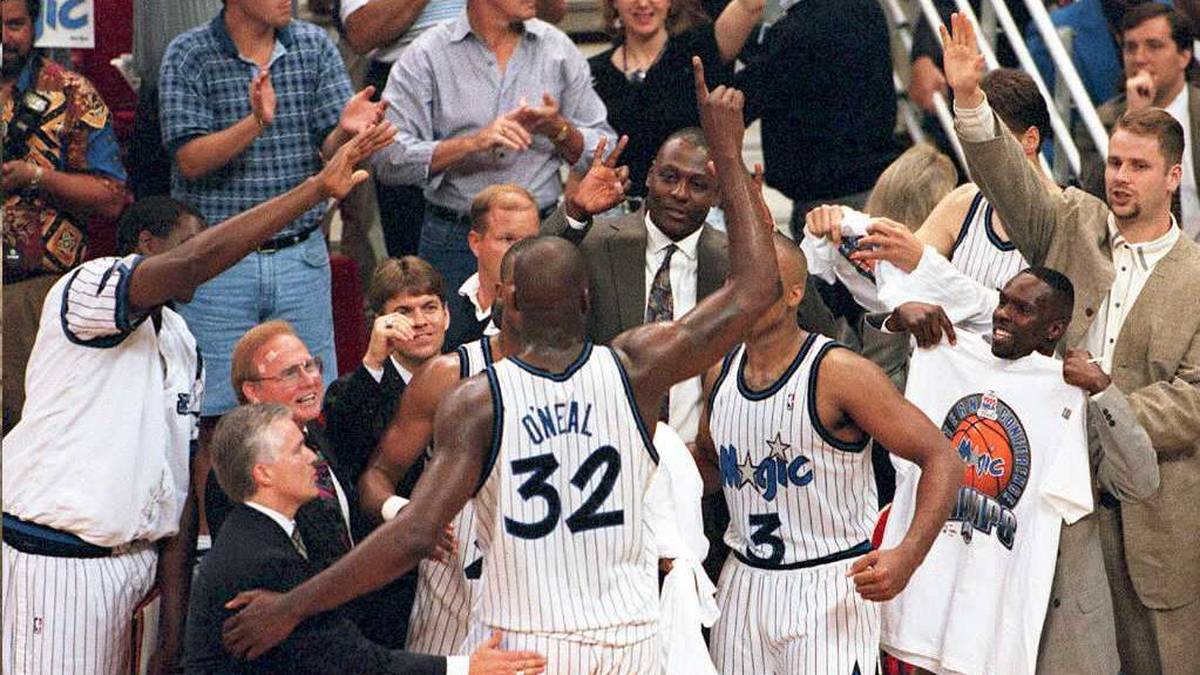 Zu diesem Zeitpunkt ist Shaq bereits acht Jahre in der stärksten Basketball-Liga der Welt und längst ein Mega-Star. Insgesamt sorgt er über 19 Jahre, an deren Ende er unter anderem vier Meistertitel und eine Auszeichnung zum MVP gesammelt hat, für Furore. SPORT1 zeigt die Laufbahn des Mannes mit den 1000 Spitznamen in Bildern