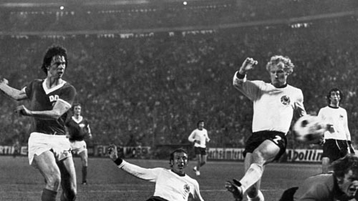 Bei der WM 1974 schreibt sich Jürgen Sparwasser in die Geschichtsbücher. In der Gruppenphase schießt der Spieler des FC Magdeburg die DDR im einzigen Aufeinandertreffen mit der Bundesrepublik zu einem 1:0-Sieg