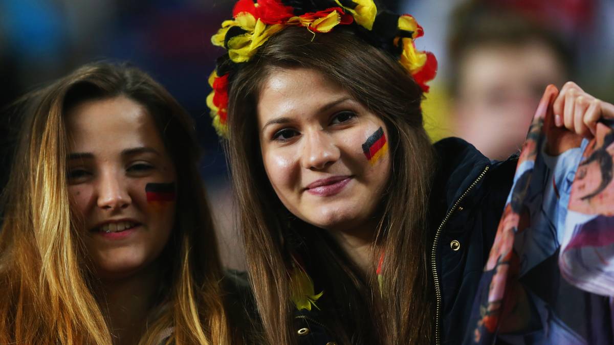 Vielleicht diesen beiden weiblichen Fans?