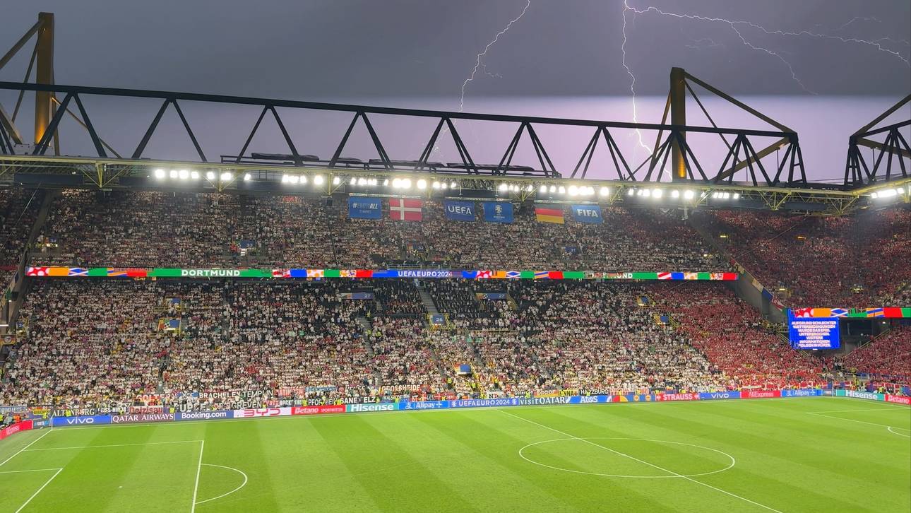 Blitze im Nachthimmel über dem Signal Iduna Park  