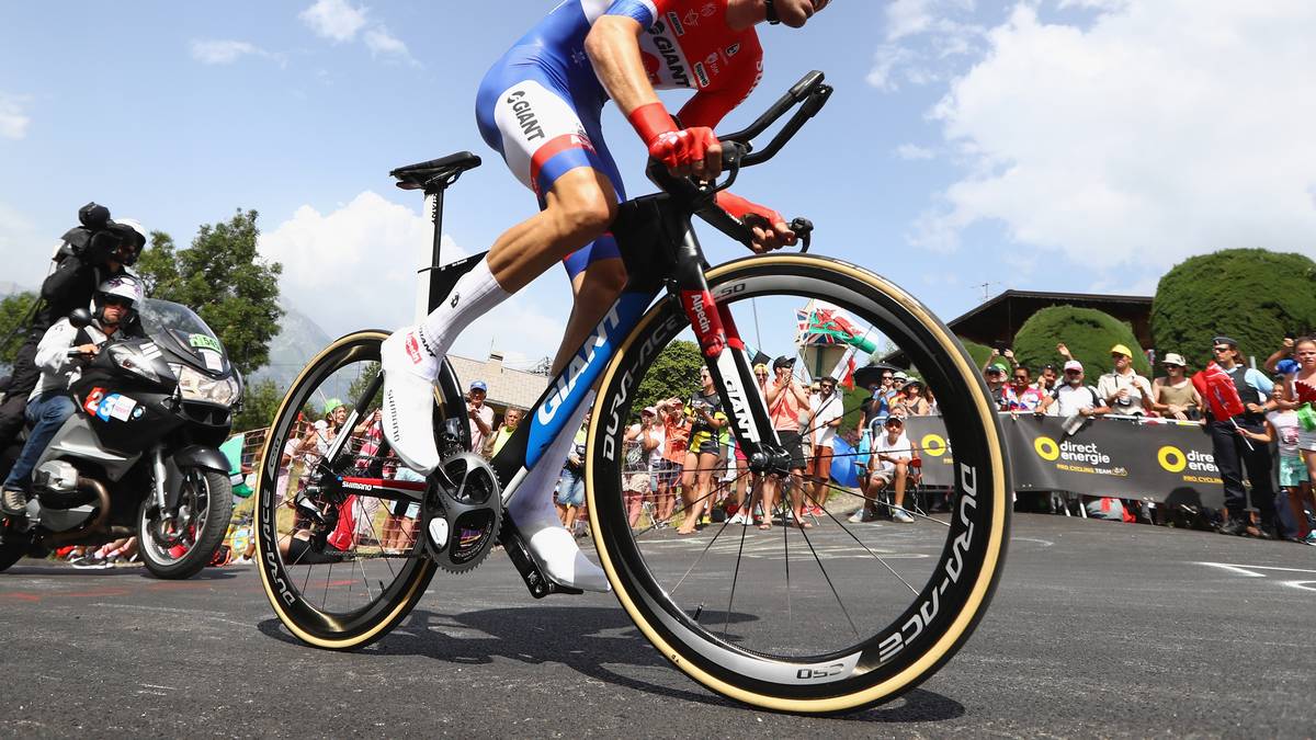 Zum Sportlichen: Der Niederländer Tom Dumoulin liegt lange Zeit an der Spitze...