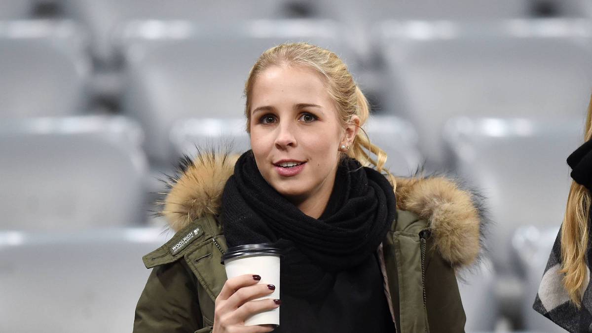 Nina Weiss ist die Freundin von Bayern-Keeper Manuel Neuer. Die 22-Jährige ist Studentin an der Hochschule für Wirtschaft in Berlin. Die beiden lernen sich im März 2014 auf der Bayern-Meisterfeier kennen