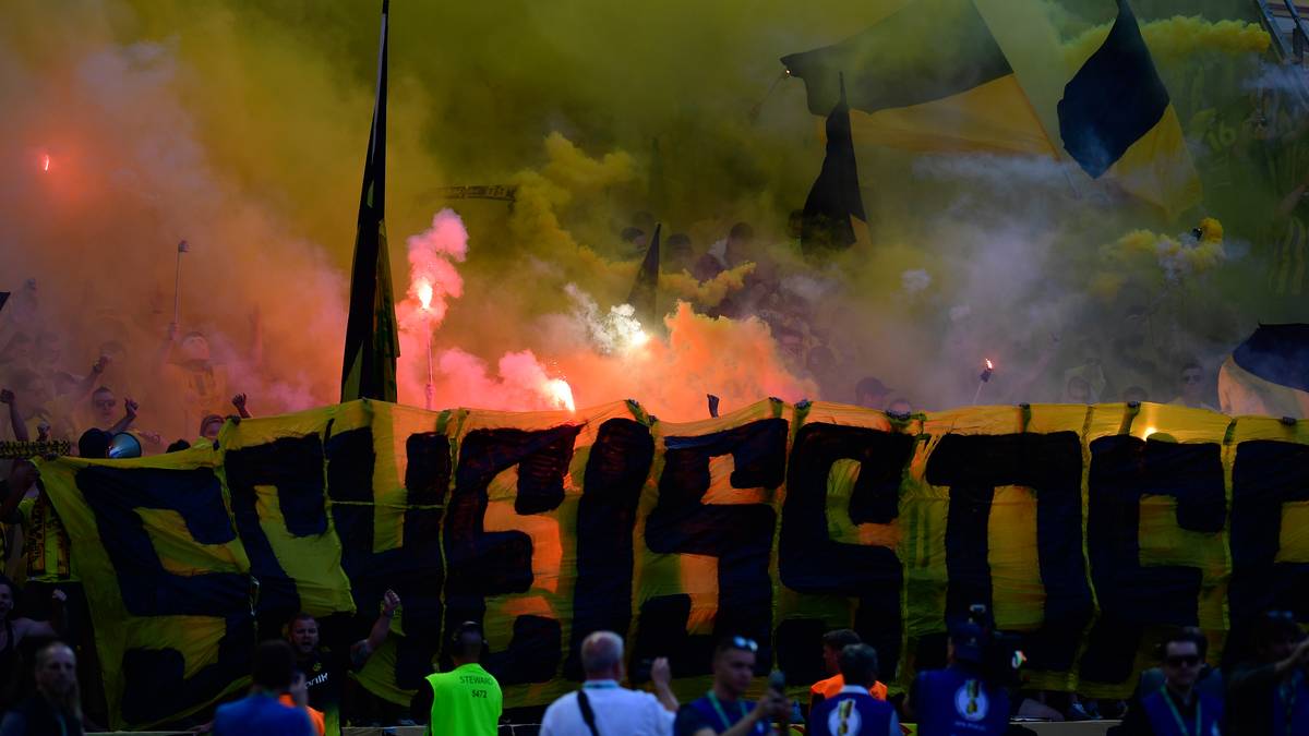 Im BVB-Block wird vor Spielbeginn ordentlich gezündelt
