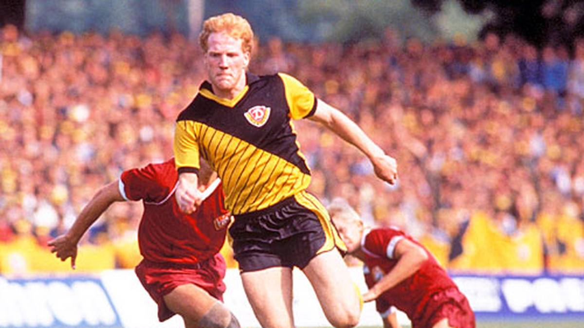 Matthias Sammer holt seine ersten Titel mit Dynamo Dresden. Mit den Sachsen holt er zwei DDR-Meisterschaften und einen Pokalsieg. Im Westen geht Sammers Erfolgsstory weiter. Vier Meistertitel als Spieler und Trainer, Europameister, Champions-League-Sieger - Sammer räumt alles ab
