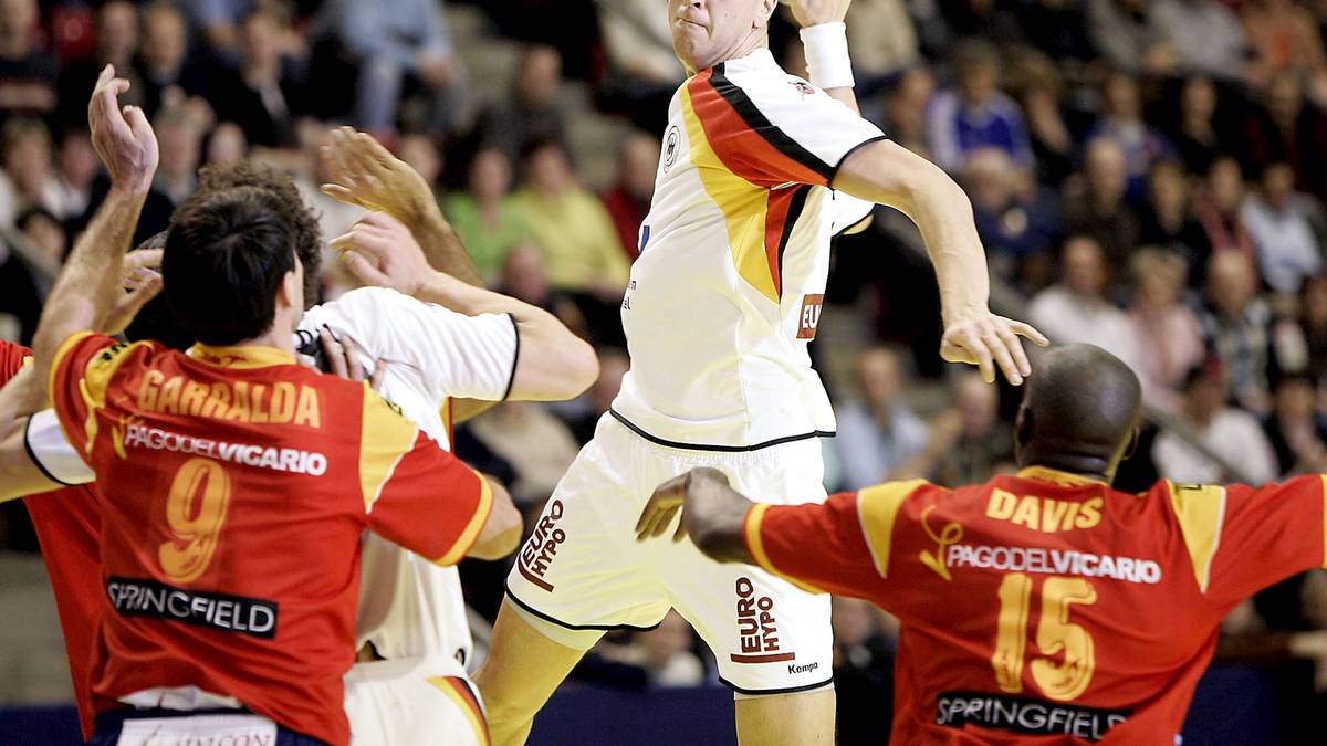 PLATZ 8: EM 2006 - GRUPPENPHASE: Bei der Europameisterschaft in der Schweiz kommt es bereits zum Auftakt zum Aufeinandertreffen. Pascal Hens ist im DHB-Team der herausragende Spieler und erzielt neun Tore