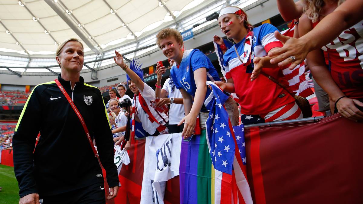Bei der Wahl zur Trainerin des Jahres ist ein WM-Titel ein gutes Argument. Jill Ellis führte die USA bei der Frauen-WM 2015 zu ihrem dritten Erfolg. Die Engländerin betreute die US-Nationalmannschaft bereits 2012 kommissarisch für sieben Spiele. 2015 bewies die 49-Jährige: Sie ist der dauerhaften Verantwortung gewachsen. Auf dem Weg zum überzeugenden 5:2-Finalerfolg gegen Japan schaltete das US-Team unter anderem auch Deutschland aus