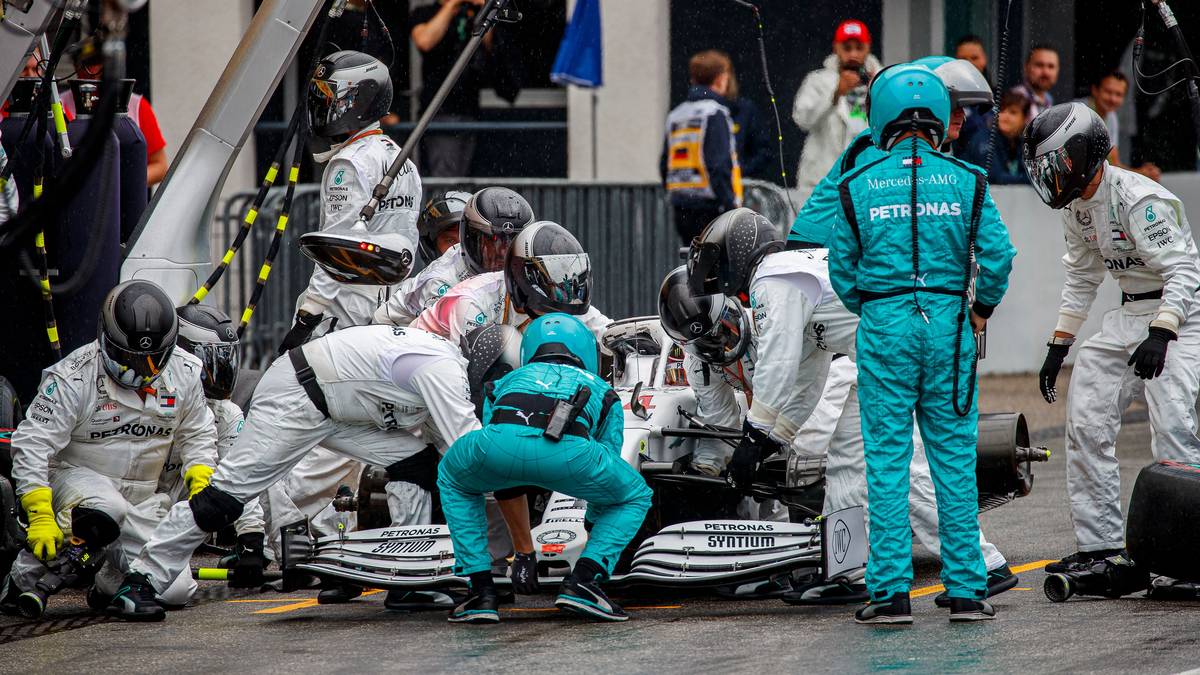 Das Rennen ist allerdings ein absolutes Debakel und wird dem großartigen Jubiläum in keinster Weise gerecht. Das Team trifft falsche Entscheidungen in Serie, was die Boxenstopp-Strategien und die Reifenwahl angeht. Die Fahrer stürzen sich mit eigenproduzierten Fehlern zusätzlich in den Graben