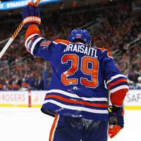 Deutschlands Eishockeystar Leon Draisaitl steht mit seinen formstarken Edmonton Oilers kurz vor dem Einzug in die Play-offs der NHL.