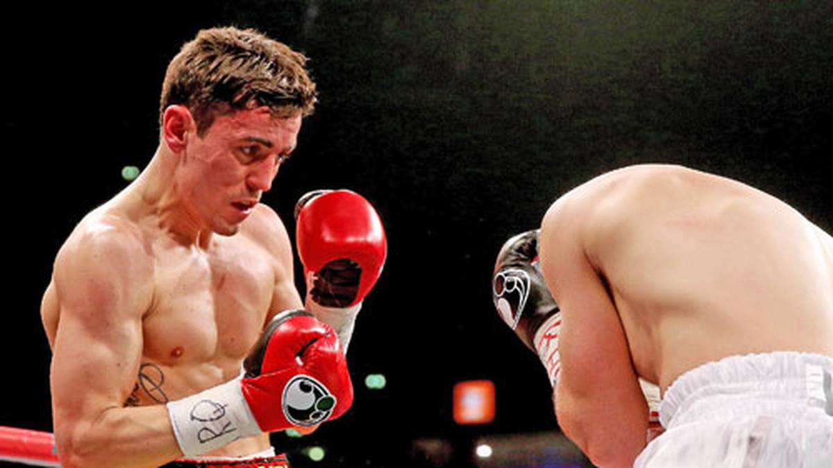 Der englische Profiboxer Anthony Crolla wird von Einbrechern krankenhausreif geprügelt. Wie die "BBC" berichtet, stellt Crolla die Diebe, die seine Nachbarn ausgeraubt haben und durch seinen Garten flüchten. "Ihm ist mit einem Backstein oder einer Betonplatte auf den Kopf geschlagen worden", berichtet Box-Promoter Eddie Hearn