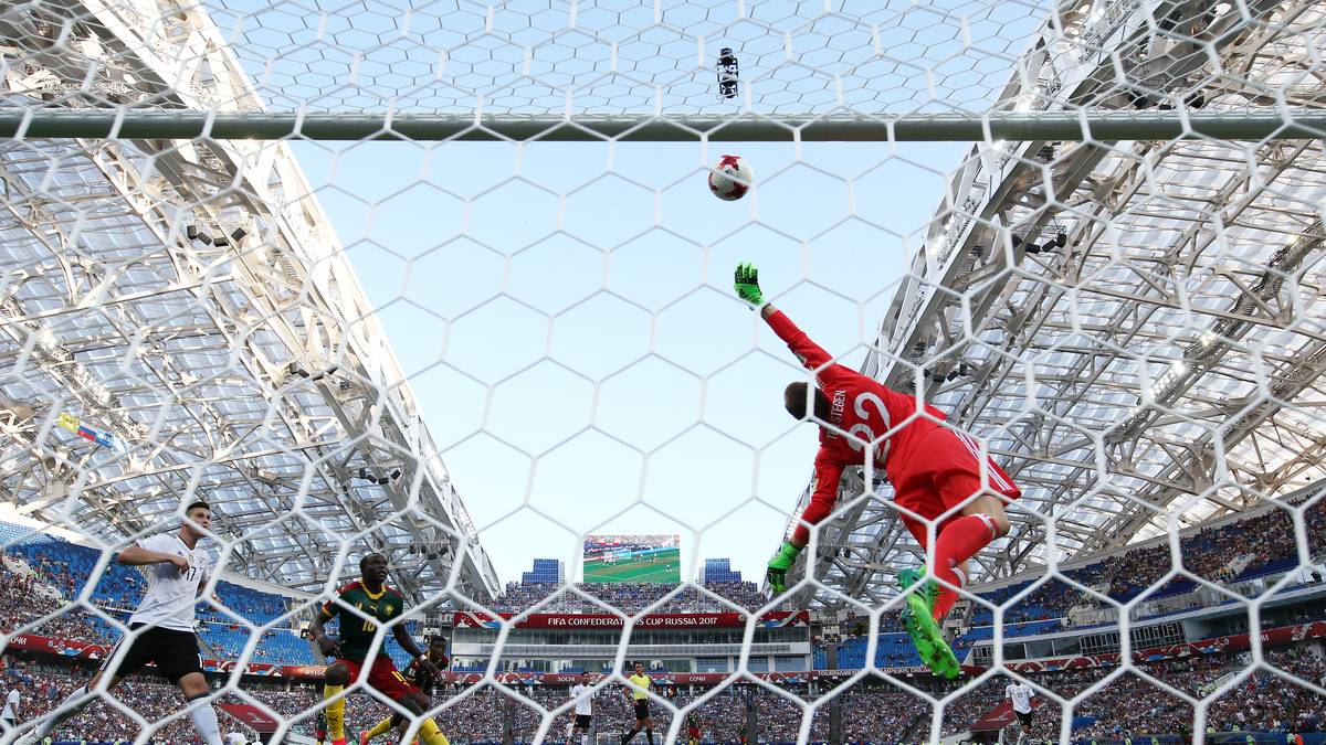 Kurz vor dem Halbzeitpfiff die größte Chance der Partie: Marc-Andre ter Stegen muss einen Kopfball spektakulär entschärfen. Die anschließende Ecke bringt nichts ein