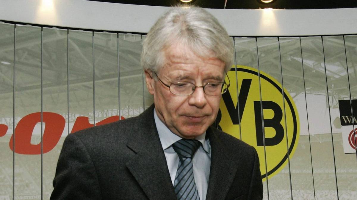 8. OKTOBER 2004: Auf der Bilanzpressekonferenz gibt der Verein einen Verlust von 67,7 Millionen Euro bekannt. Der Schuldenstand beträgt 118,8 Millionen Euro. Eine Woche später wird Niebaum zum Rücktritt gedrängt. Sein Nachfolger Reinhard Rauball (Foto) erklärt, die Zukunft des Vereins stehe auf Messers Schneide