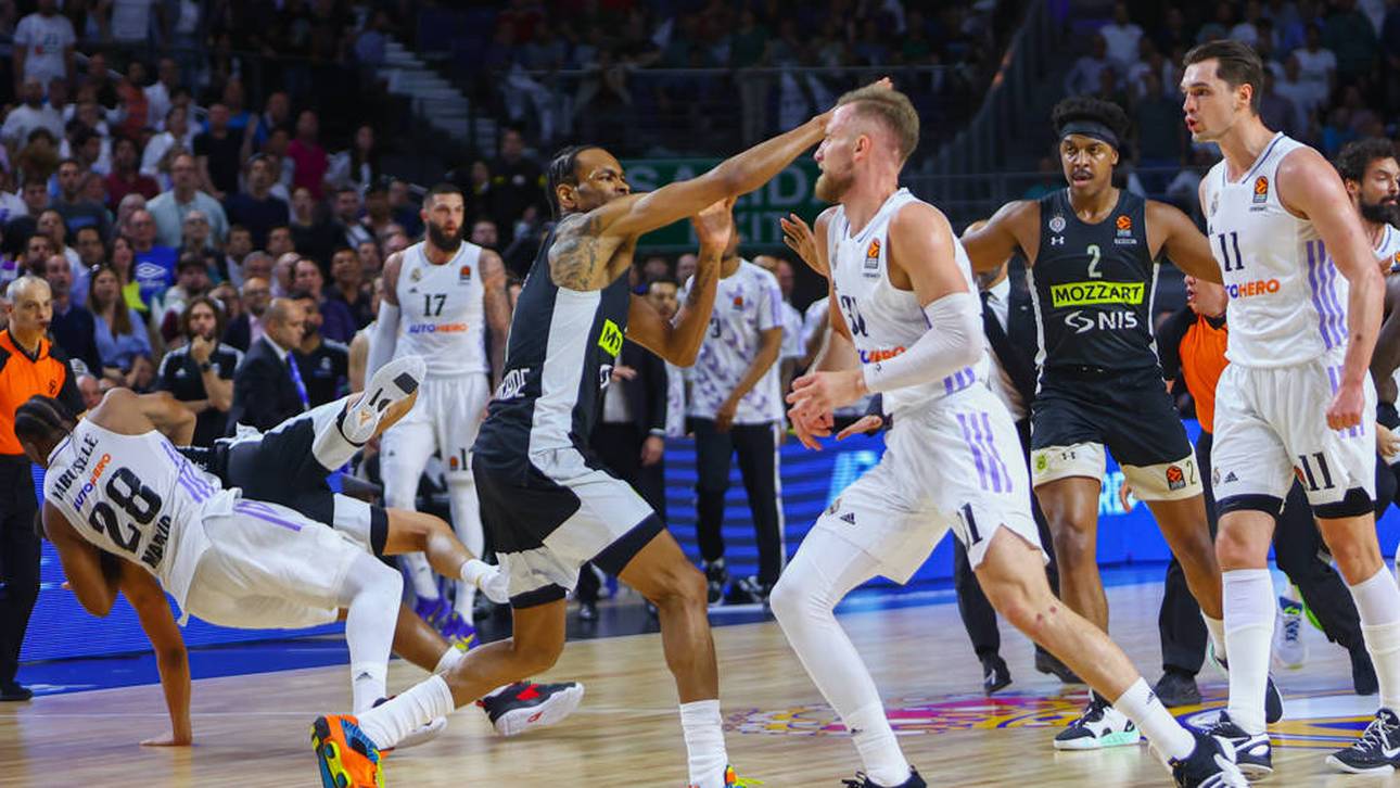 Links im Bild bringt Guerschon Yabusele (Nr.28) Dante Exum zu Fall