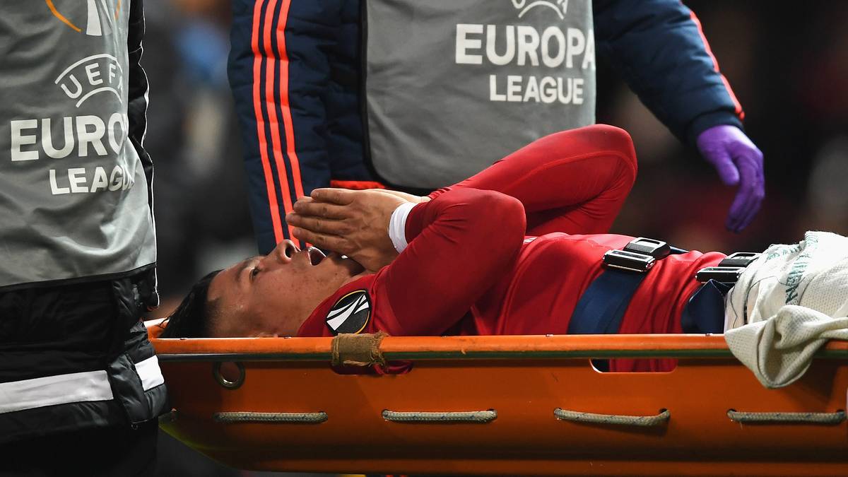 Wenig später muss Marcos Rojo verletzt vom Feld getragen werden. Für den Argentinier kommt Daley Blind in die Partie