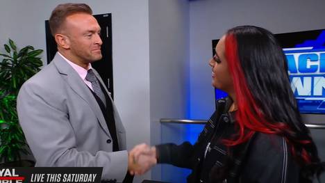 Ava (r.) trat bei WWE SmackDown an der Seite von Nick Aldis auf