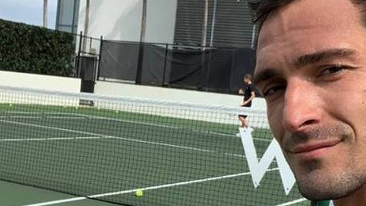 Ähnlich ergeht es Mats Hummels, der sich mit dem Tennisball auseinandersetzt
