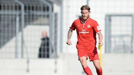 Nico Herzig von den Würzburger Kickers am Ball