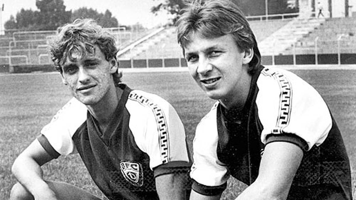 Dominanz straht der BFC Dynamo Berlin aus. Der Klub ist in der DDR Serienmeister, aber als Stasi-Klub verschrien. Stasichef Erich Mielke lotst die besten Spieler nach Berlin. 1986 kommt Thomas Doll (l., mit Andreas Thom) zum BFC und wird mit dem Klub zweimal Meister 