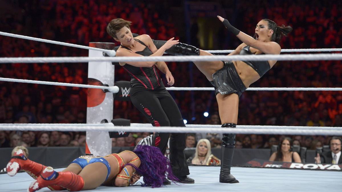 Noch eine Vorreiterin der Szene, die für den Rumble noch mal die Stiefel schnürt: Molly Holly (l.). Sonya Deville empfängt sie unfreundlich