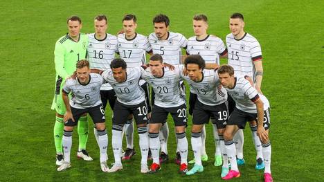 Auf der Pressekonferenz wurde Lukas Klostermann mit Marcel Halstenberg verwechselt. Woran das liegt? Das hat SPORT1 Nationalmannschaftsreporter Jochen Stutzky versucht herauszufinden.