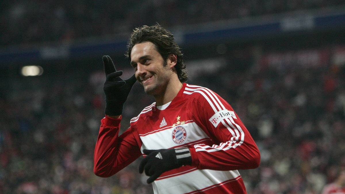 SAISON 2008/09 - 4 Stürmer: Wieder ein "verlorenes" Jahr für die Bayern, die unter dem glücklosen Jürgen Klinsmann ohne Titel bleiben. LUCA TONI (25/14) trifft nicht mehr so oft, MIROSLAV KLOSE bleibt bei zehn Toren in 26 Einsätzen