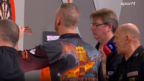 Sie ist wieder da! Alle Jahre wieder findet sie ihren Weg auf die größte Bühne des Darts – Die Ally Pally Wespe! Diesmal auf der Schulter von David Cameron.