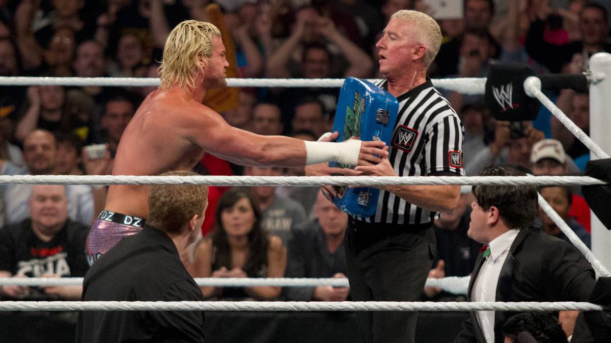 8. APRIL 2013 - Obacht, wenn der Mann mit dem Money-in-the-Bank-Koffer kommt. Dolph Ziggler löst seine Titelchance einen Tag nach WrestleMania ein und entthront den World Champion Alberto Del Rio