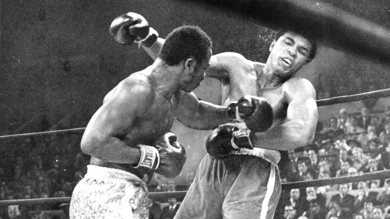 Joe Frazier (l.) bei seinem ersten Kampf gegen Muhammad Ali 1971